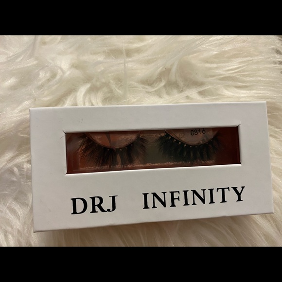 Lashes - Picture 16 of 16